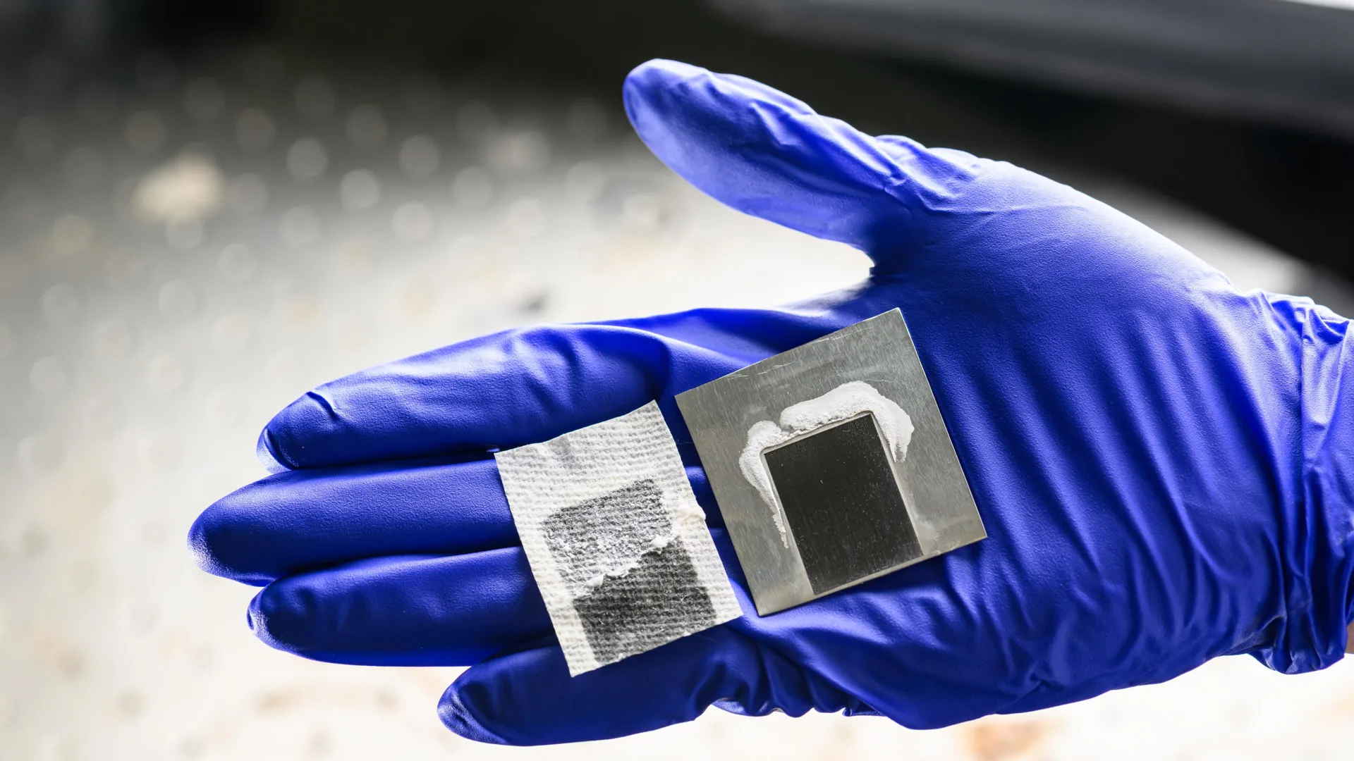 Dispositivo experimental de desalinización solar con panel oscuro diseñado para evaporar agua de mar