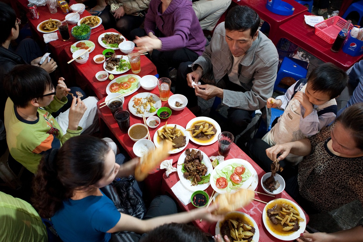 Puesto de comida callejera con preparación y venta de alimentos en un entorno urbano