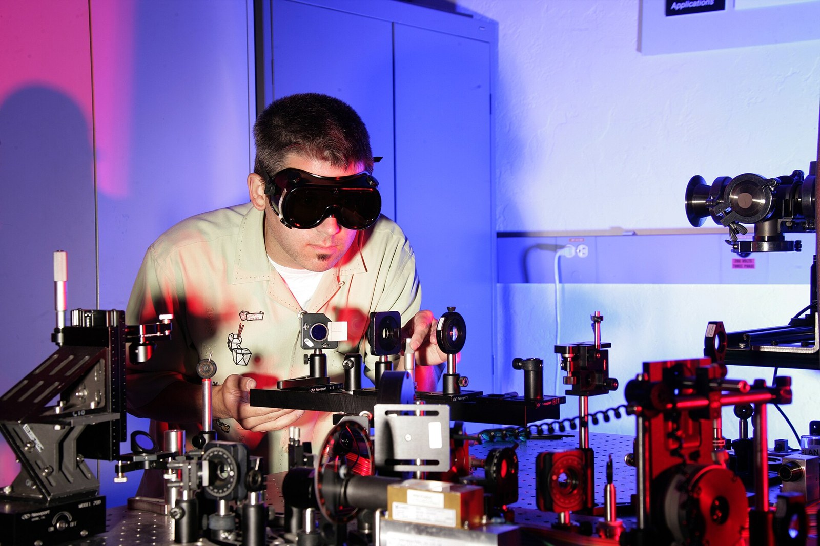 Sistema de óptica láser en un laboratorio de investigación.