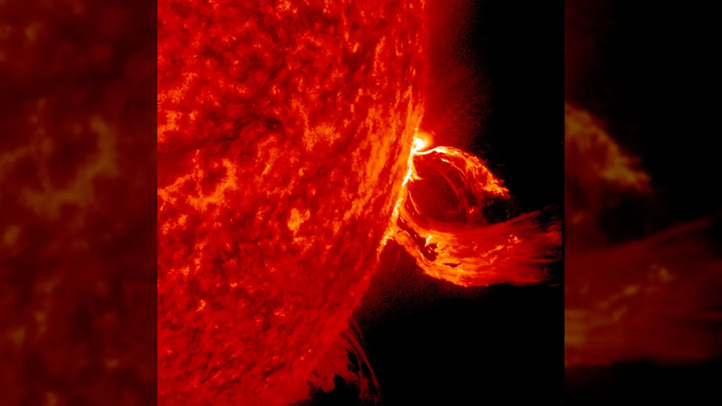 Eyección de plasma en el Sol, usada como referencia visual para explicar cómo los campos magnéticos pueden frenar estallidos similares en otras estrellas.
