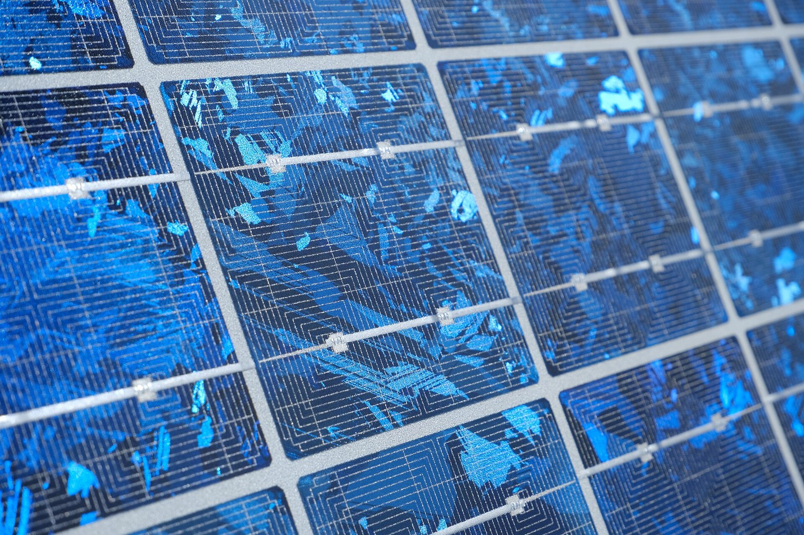Primer plano de la superficie de un panel solar fotovoltaico policristalino.
