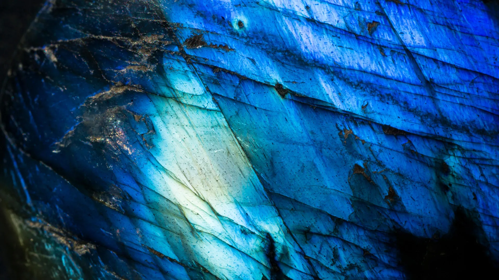 Piedra azul usada como ilustración de un estudio sobre propiedades cuánticas ocultas del cobalto