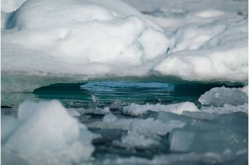 Vista desde un barco de investigación sobre bloques de hielo marino en el Ártico