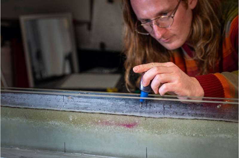 Canal de laboratorio con cuentas de vidrio usado para simular cómo se erosiona un lecho fluvial ártico durante el deshielo.