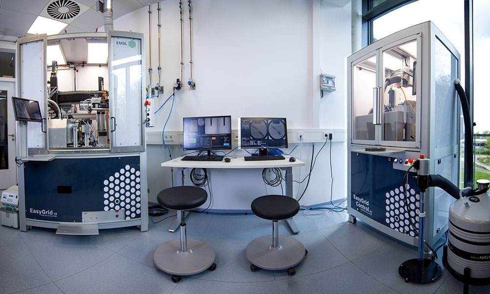 Instrumento EasyGrid instalado en el centro de imagen de EMBL para preparar muestras de criomicroscopía