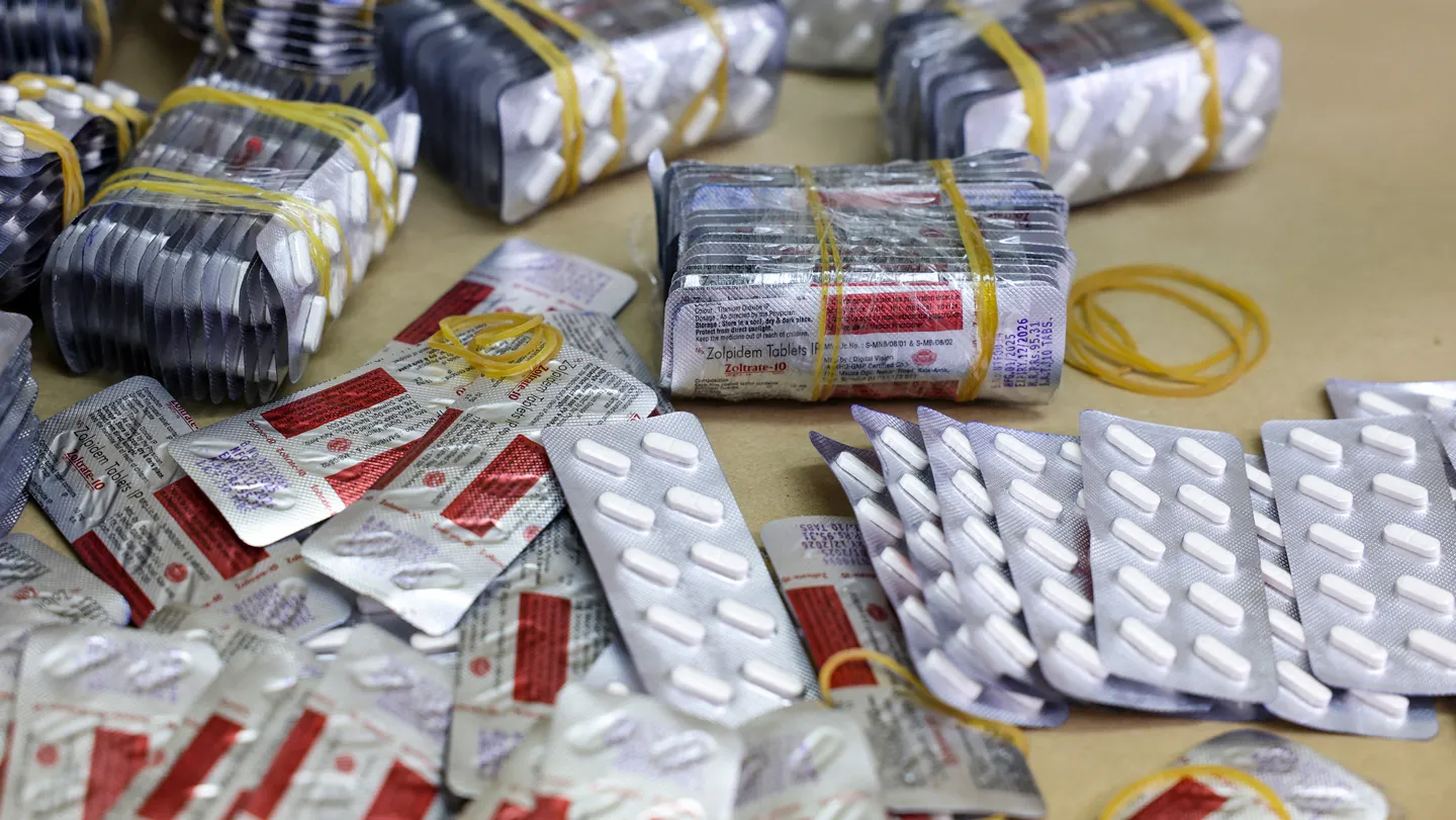 Blísteres con tabletas blancas apilados, asociados a decomisos de opioides sintéticos
