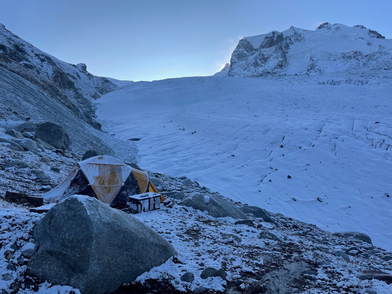 Campamento de investigación junto al glaciar Gorner, en los Alpes suizos, donde se probó un cable de fibra óptica para detectar grietas internas en el hielo