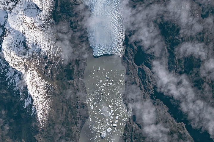 Vista del frente del glaciar Tyndall en la Patagonia chilena, con numerosos icebergs flotando en el lago proglacial