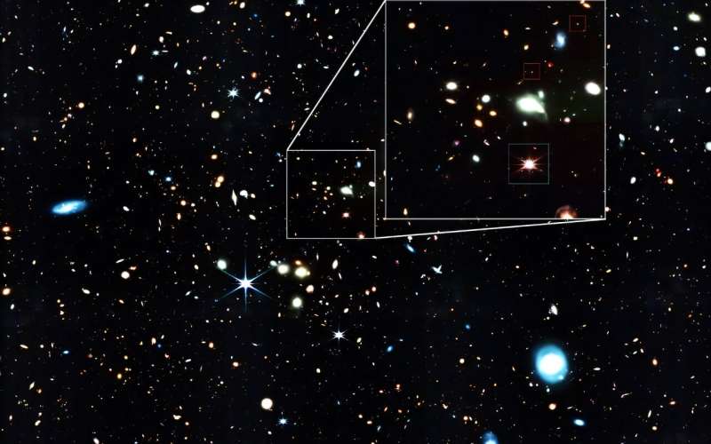 Vista del cúmulo de galaxias MACS J0308.9+2645 obtenida por Webb, donde se busca el candidato a arco gravitacional descrito en el estudio