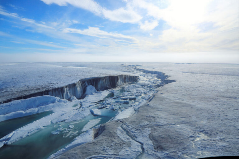 Canal de agua expuesto junto a la antigua plataforma de hielo de Milne en el Alto Ártico canadiense.