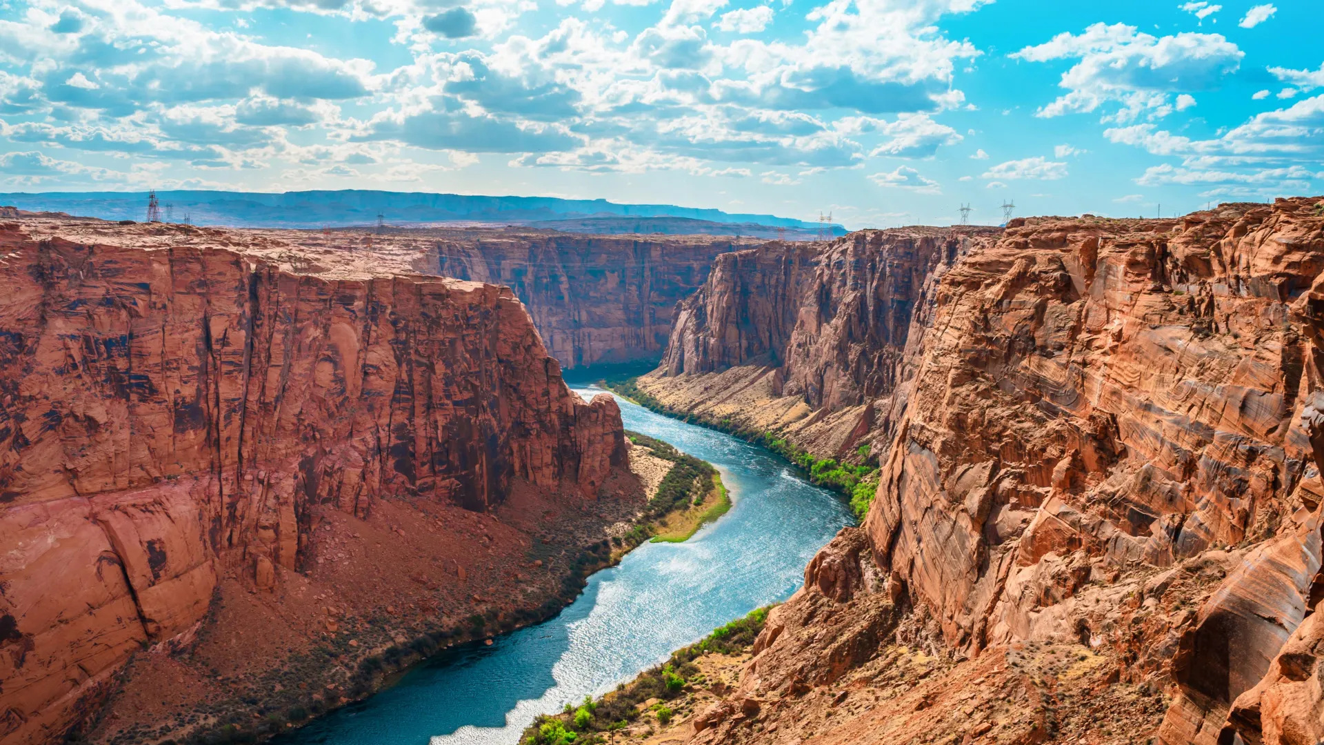 Vista del río Colorado entre formaciones rocosas rojizas en Arizona