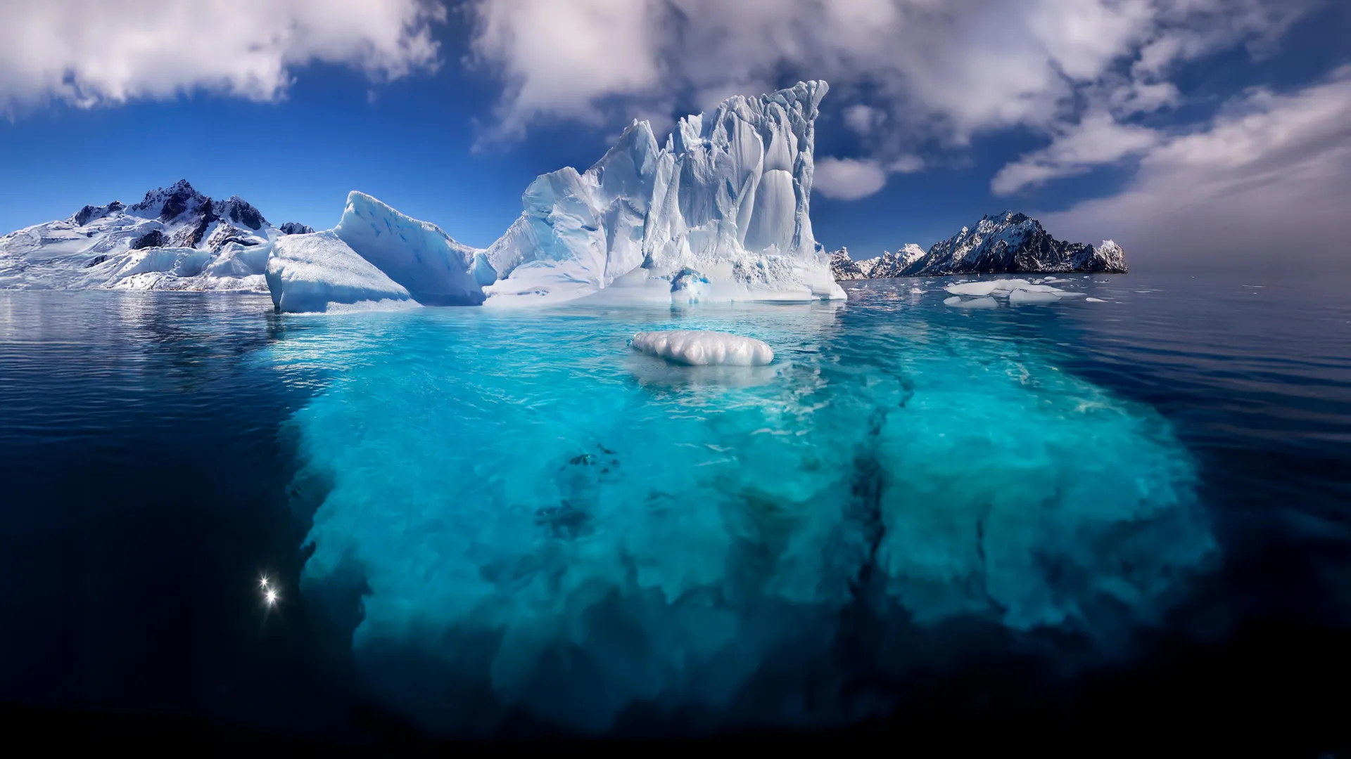 Plataforma de hielo antártica sobre el océano, vulnerable al ingreso de agua relativamente cálida por canales bajo su base