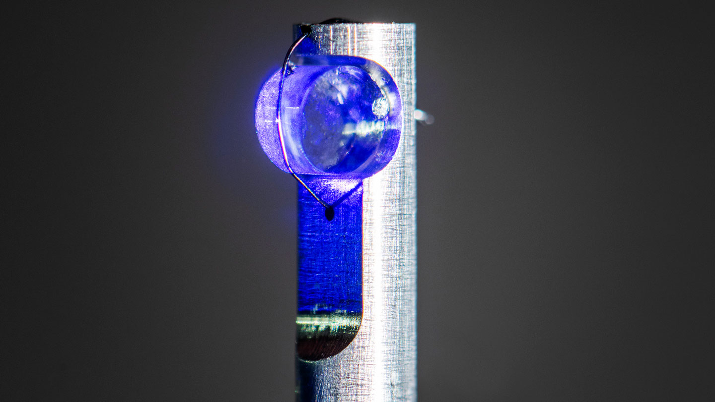 Cristal con átomos de torio usado como parte central de un reloj nuclear experimental