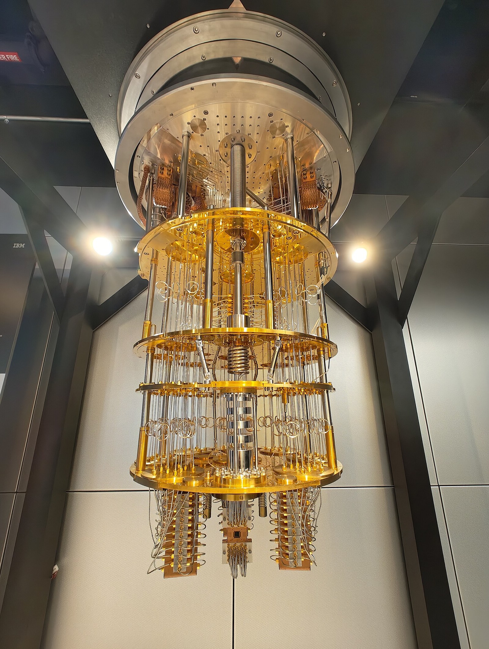 Fotografía de un sistema IBM Quantum System One, usada como imagen ilustrativa para una nota sobre arquitectura de computación cuántica.