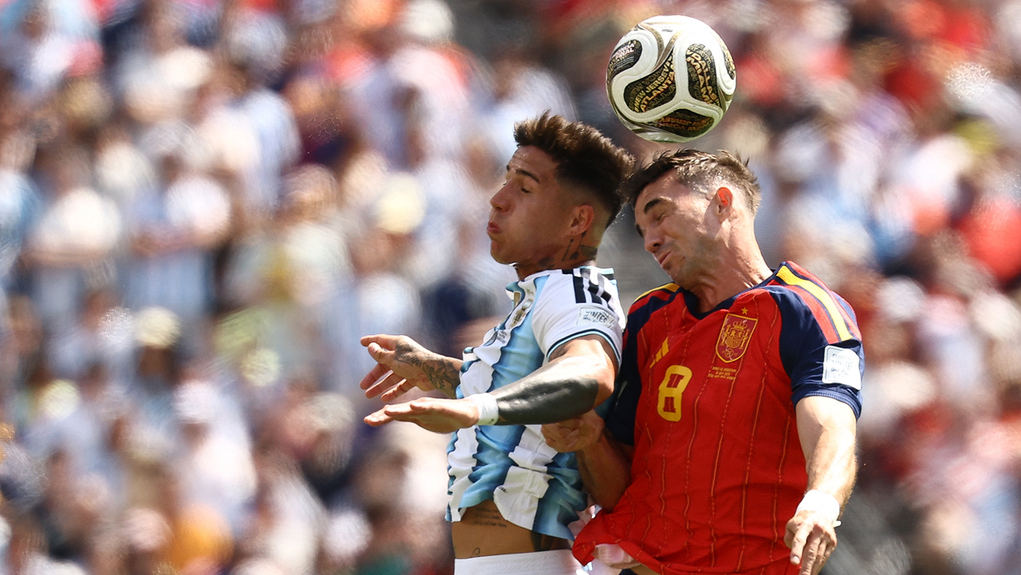 Futbolistas disputan una pelota aérea, una escena asociada a impactos repetidos en la cabeza.
