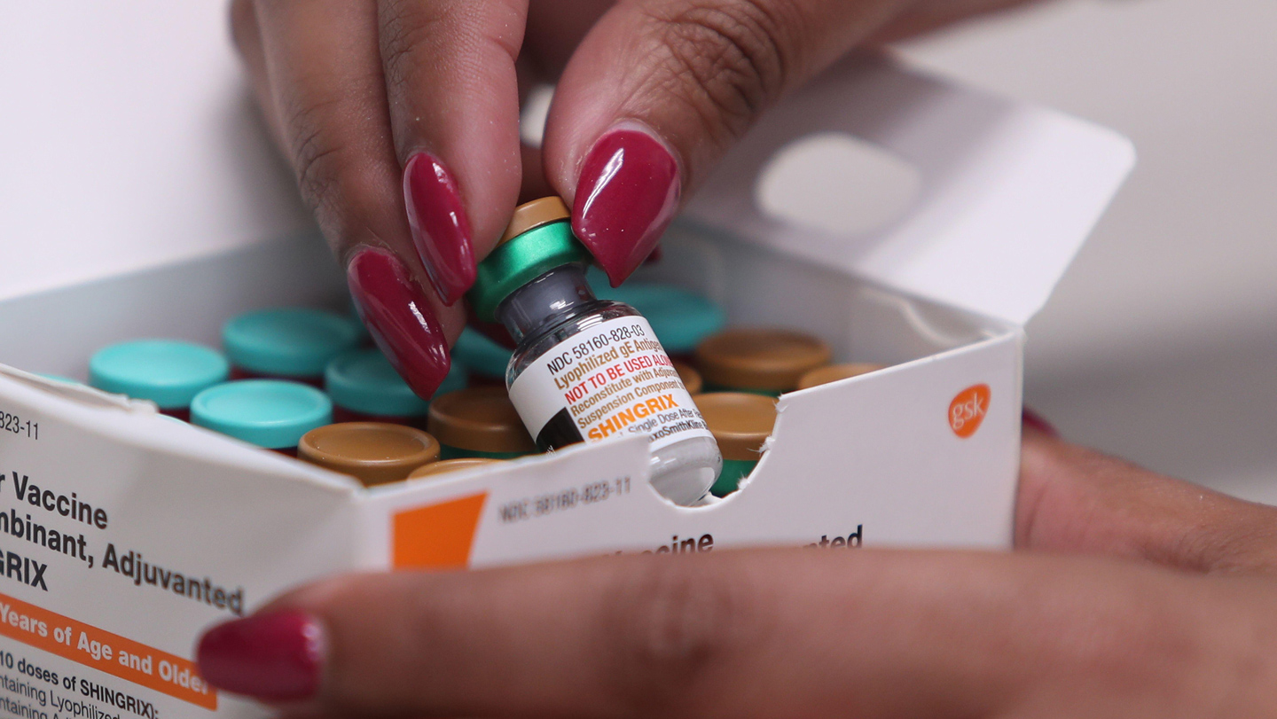 Figura del estudio que compara eventos cardiovasculares tras dos tipos de vacuna contra herpes zóster.
